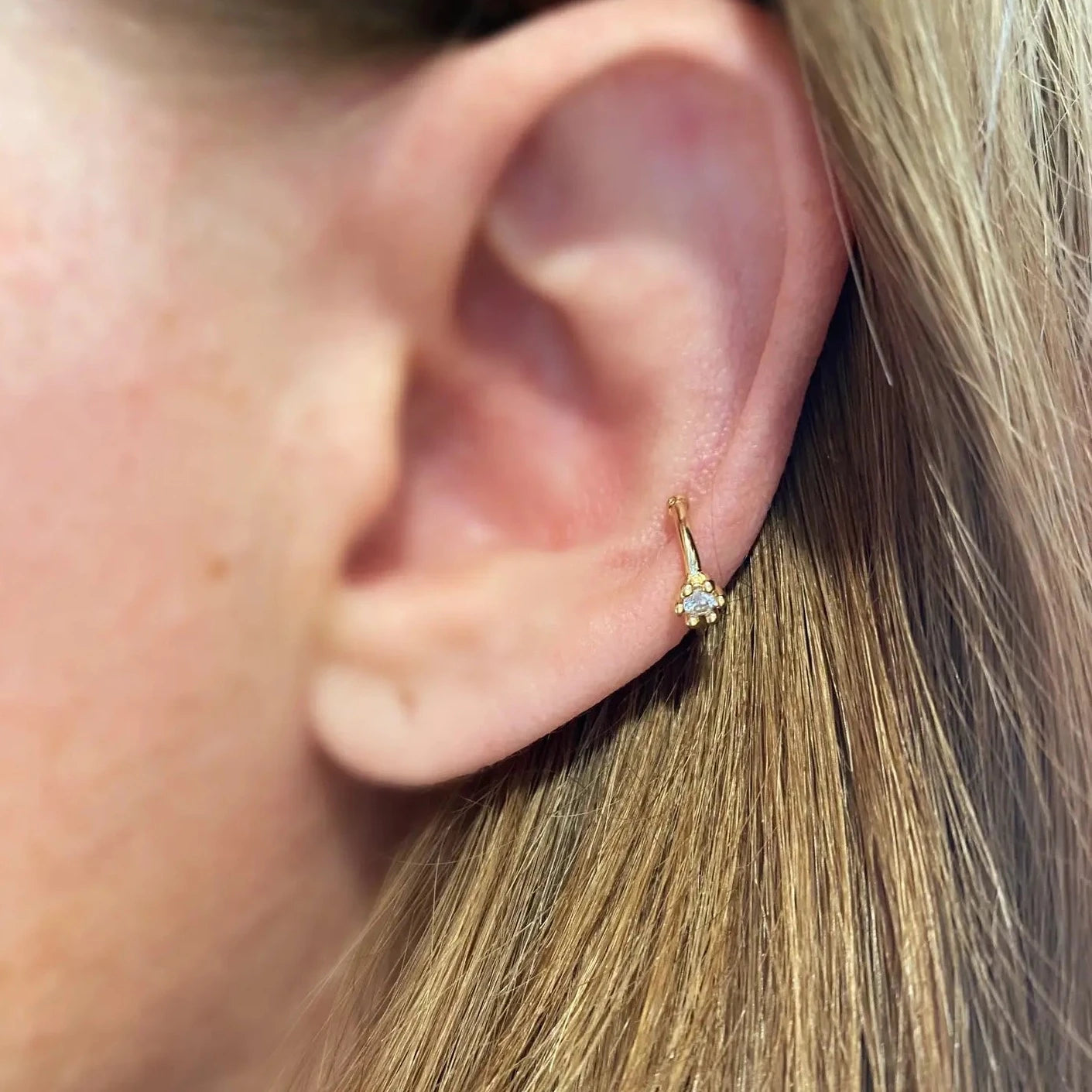 SOLITARE EAR CUFF