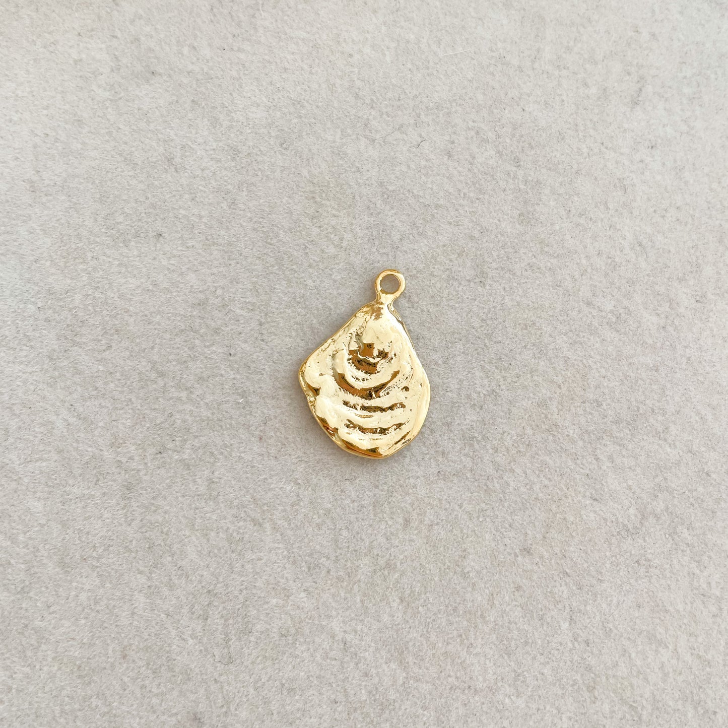 OYSTER SHELL CHARM