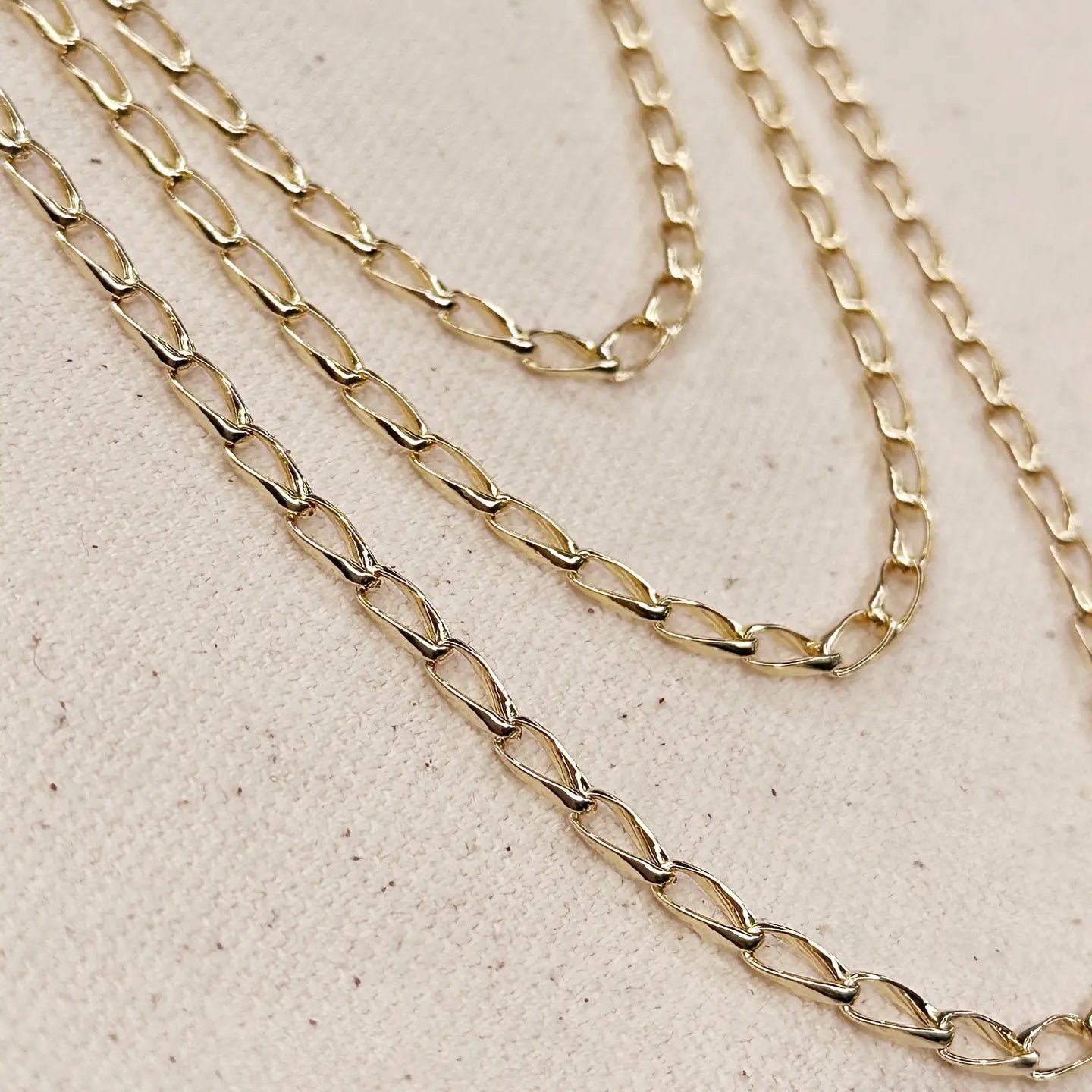 TWIST LINK CHARM NECKLACE