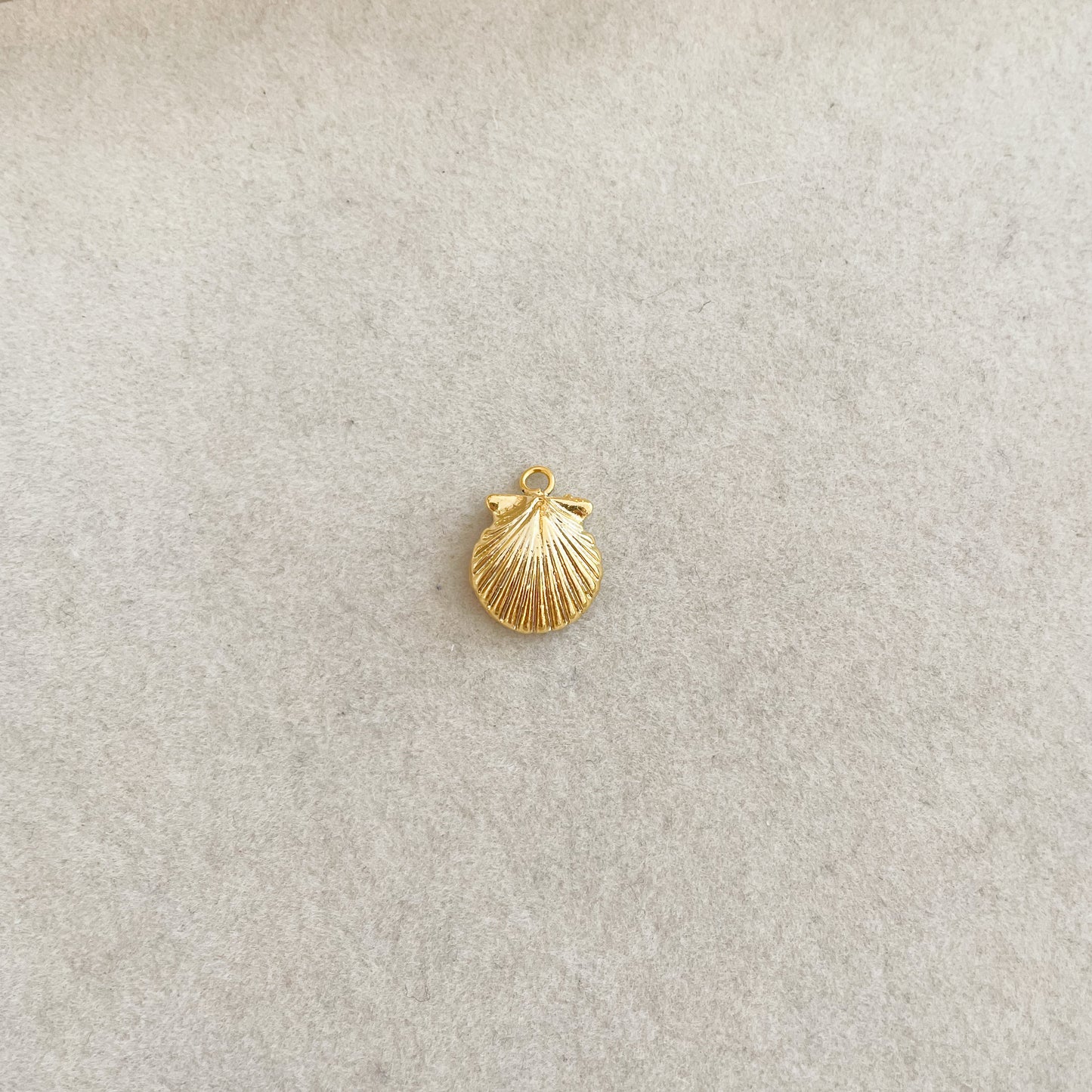 MEDIUM SEASHELL CHARM